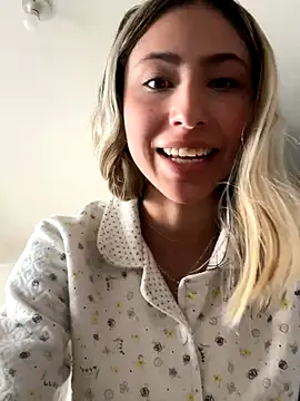 Snapshot of Ameellie chatting on 09-14-25, 03:22 Ameellie online show from 09-14-25, 03:22