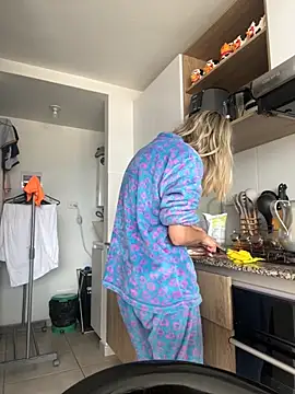 Snapshot of Ameellie chatting on 09-18-25, 04:20 Ameellie online show from 09-18-25, 04:20