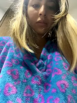 Snapshot of Ameellie chatting on 09-21-25, 03:35 Ameellie online show from 09-21-25, 03:35