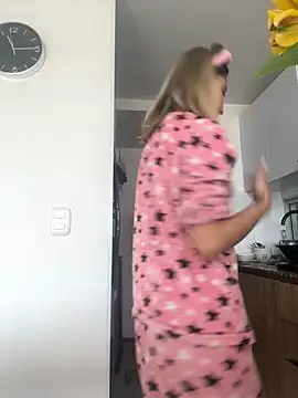 Snapshot of Ameellie chatting on 09-23-25, 03:26 Ameellie online show from 09-23-25, 03:26