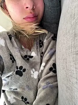 Snapshot of Ameellie chatting on 09-27-25, 03:17 Ameellie online show from 09-27-25, 03:17