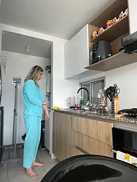 Snapshot of Ameellie chatting on 10-08-25, 03:42 Ameellie online show from 10-08-25, 03:42