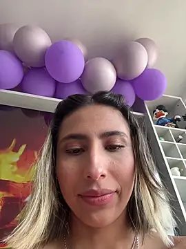 Snapshot of Ameellie chatting on 11-12-25, 04:07 Ameellie online show from 11-12-25, 04:07