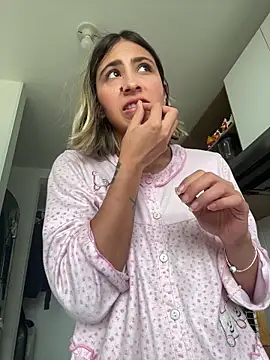 Snapshot of Ameellie chatting on 12-20-25, 02:13 Ameellie online show from 12-20-25, 02:13