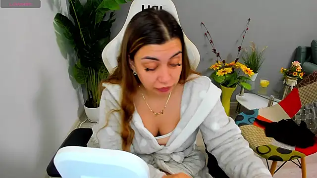Snapshot of EveEvian chatting on 04-30-26, 10:32 EveEvian online show from 04-30-26, 10:32