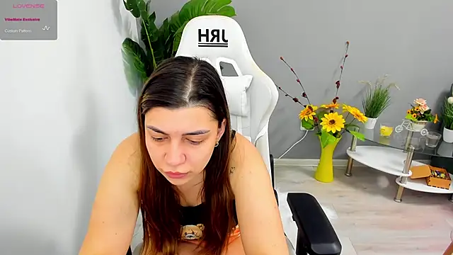 Snapshot of EveEvian chatting on 05-27-26, 11:29 EveEvian online show from 05-27-26, 11:29