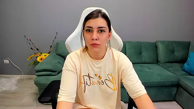 Snapshot of EveEvian chatting on 06-18-26, 02:10 EveEvian online show from 06-18-26, 02:10