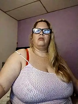 Snapshot of EllisW8 chatting on 05-09-26, 11:21 EllisW8 online show from 05-09-26, 11:21