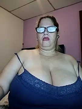 Snapshot of EllisW8 chatting on 05-10-26, 11:26 EllisW8 online show from 05-10-26, 11:26