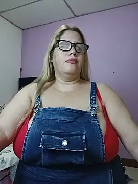 Snapshot of EllisW8 chatting on 05-19-26, 10:32 EllisW8 online show from 05-19-26, 10:32