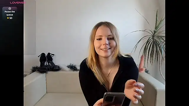 Snapshot of Frosty_Princess chatting on 12-08-24, 01:03 Frosty Princess online show from 12-08-24, 01:03