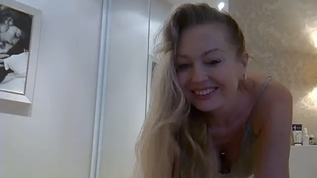 Snapshot of ZarinaSwift chatting on 06-19-26, 06:29 ZarinaSwift online show from 06-19-26, 06:29