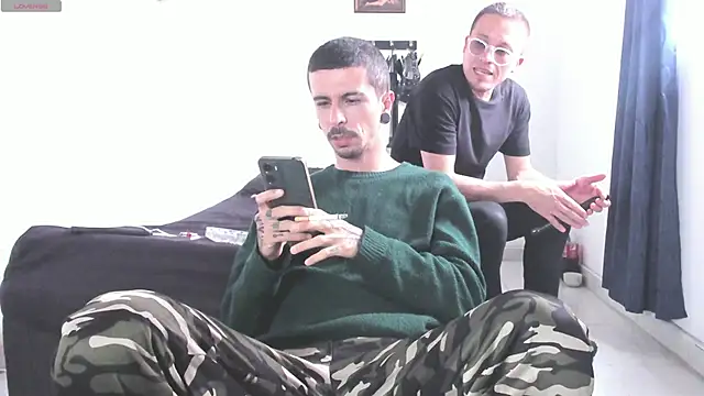 Snapshot of Aaron_BigDickxxx chatting on 05-21-26, 05:42 Aaron BigDickxxx online show from 05-21-26, 05:42