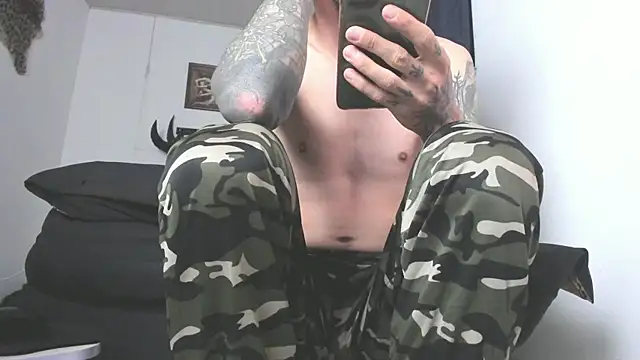 Snapshot of Aaron_BigDickxxx chatting on 05-27-26, 10:23 Aaron BigDickxxx online show from 05-27-26, 10:23