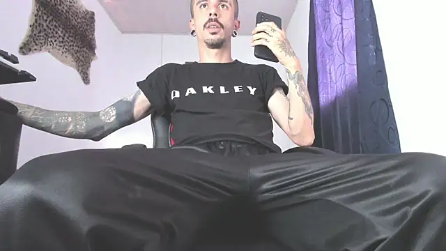 Snapshot of Aaron_BigDickxxx chatting on 06-01-26, 08:32 Aaron BigDickxxx online show from 06-01-26, 08:32