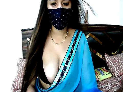 Snapshot of Gloie4u chatting on 04-23-26, 12:29 Gloie4u online show from 04-23-26, 12:29