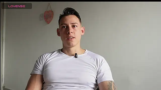 Snapshot of Muscle_King_Cum chatting on 06-18-26, 01:26 Muscle King Cum online show from 06-18-26, 01:26