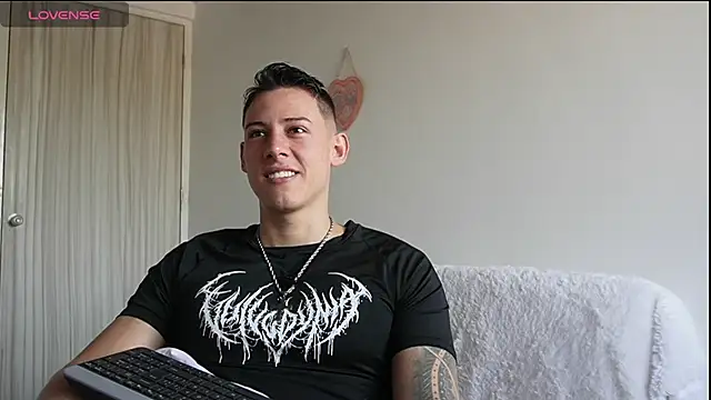 Snapshot of Muscle_King_Cum chatting on 06-24-26, 01:43 Muscle King Cum online show from 06-24-26, 01:43