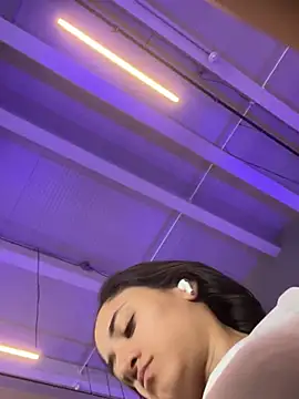 Snapshot of _Caroliinee_ chatting on 02-04-25, 03:57 Caroliinee online show from 02-04-25, 03:57