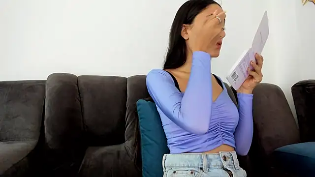 Snapshot of _Caroliinee_ chatting on 03-06-25, 04:28 Caroliinee online show from 03-06-25, 04:28