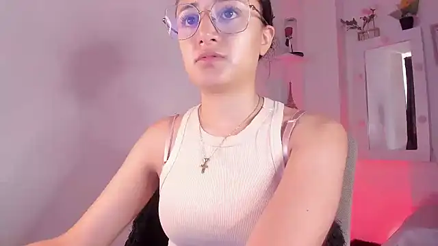 Snapshot of _Caroliinee_ chatting on 09-25-25, 05:05 Caroliinee online show from 09-25-25, 05:05