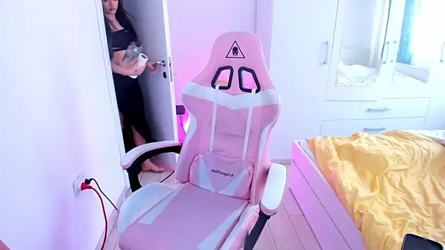 Snapshot of KaylaLaine chatting on 03-19-25, 06:24 KaylaLaine online show from 03-19-25, 06:24