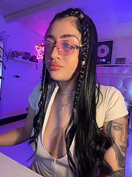 Snapshot of lucianaroy chatting on 04-19-26, 08:22 lucianaroy online show from 04-19-26, 08:22
