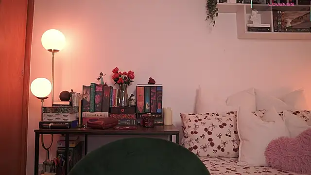 Snapshot of EmilyxRose_- chatting on 10-05-25, 02:15 EmilyxRose - online show from 10-05-25, 02:15