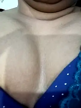 Snapshot of Gulabo-jaan chatting on 12-15-25, 05:01 Gulabo-jaan online show from 12-15-25, 05:01