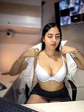 Snapshot of MarianaBenz chatting on 06-26-26, 11:42 MarianaBenz online show from 06-26-26, 11:42