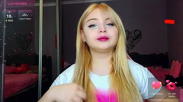 Snapshot of shy_blondiee chatting on 02-14-25, 11:31 shy blondiee online show from 02-14-25, 11:31