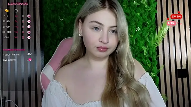 Snapshot of shy_blondiee chatting on 10-26-25, 10:04 shy blondiee online show from 10-26-25, 10:04