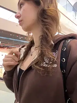 QuitieLia online show from 03-28-26, 07:19