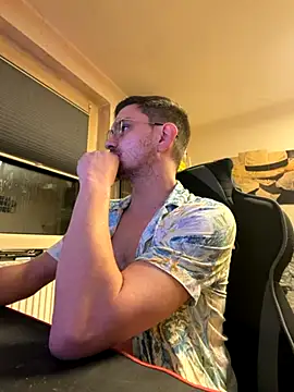 Snapshot of Shaiiboy chatting on 10-25-25, 03:36 Shaiiboy online show from 10-25-25, 03:36