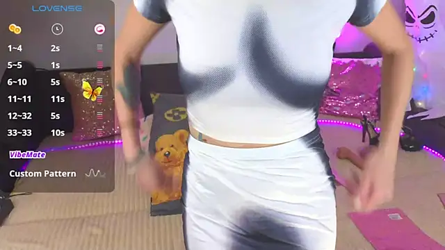 Snapshot of AlexaStoun chatting on 10-26-25, 02:23 AlexaStoun online show from 10-26-25, 02:23