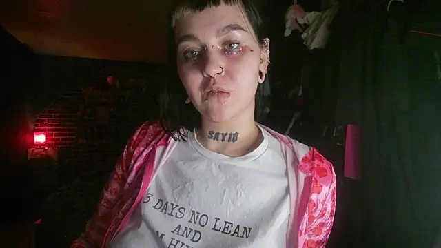 Snapshot of MoorderxDoll chatting on 01-06-25, 03:42 MoorderxDoll online show from 01-06-25, 03:42