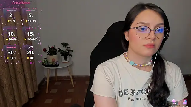 Snapshot of anaveleeez chatting on 01-08-25, 05:37 anaveleeez online show from 01-08-25, 05:37