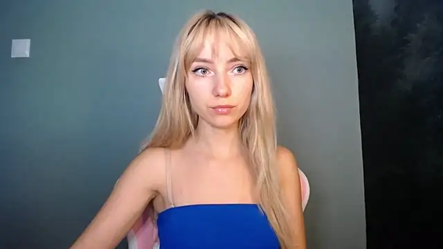 Snapshot of LuciaYoung chatting on 06-15-26, 12:29 LuciaYoung online show from 06-15-26, 12:29