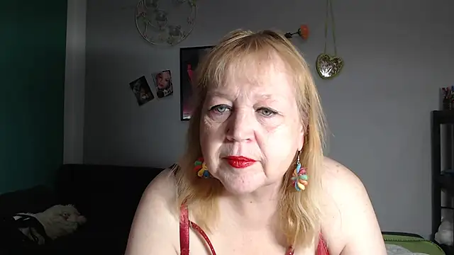 Snapshot of Blasflittchen chatting on 05-17-26, 10:55 Blasflittchen online show from 05-17-26, 10:55