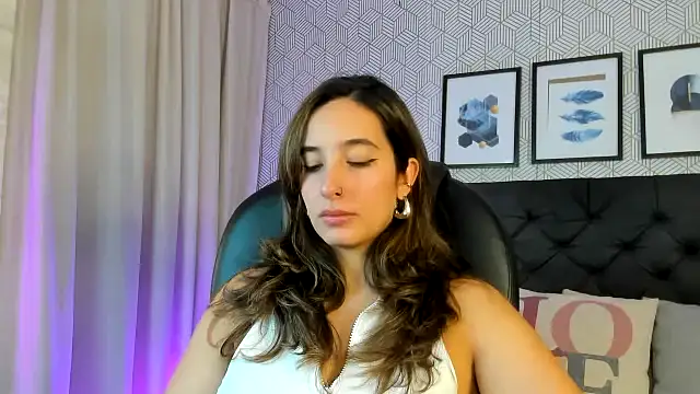 Snapshot of emma__smith1 chatting on 02-13-25, 12:21 emma smith1 online show from 02-13-25, 12:21