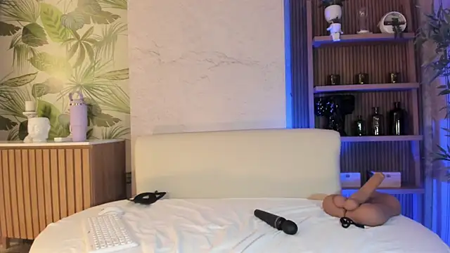 LIAH IZUMI online show from 10-28-25, 01:25