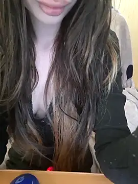 Snapshot of Elza_kom chatting on 05-30-26, 05:37 Elza kom online show from 05-30-26, 05:37