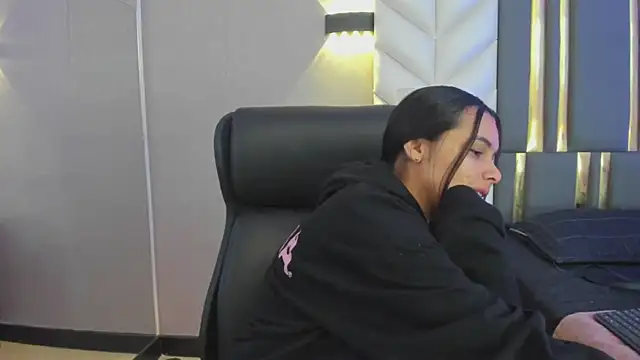 ChloeHarper  online show from 04-09-26, 11:37