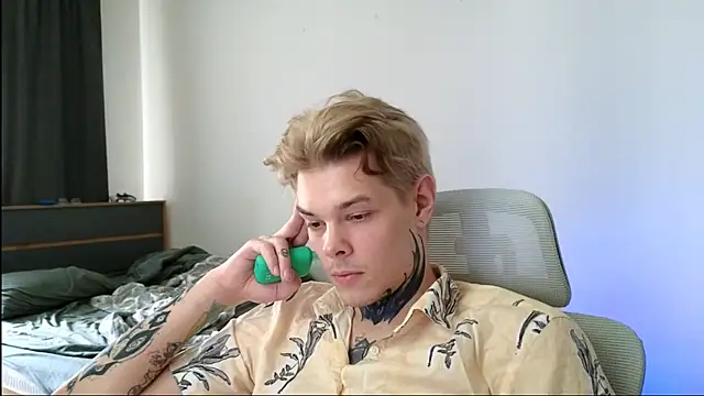 Snapshot of DENIS_HERE chatting on 05-14-26, 12:01 DENIS HERE online show from 05-14-26, 12:01