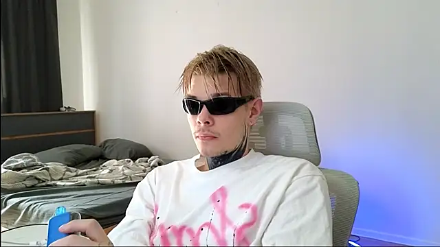 Snapshot of DENIS_HERE chatting on 05-18-26, 02:12 DENIS HERE online show from 05-18-26, 02:12