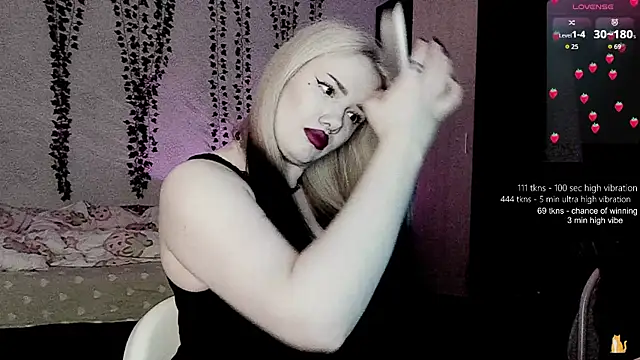 strawberry elfcat online show from 04-24-26, 02:14