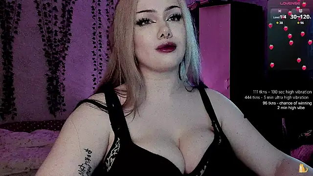 strawberry elfcat online show from 06-18-26, 09:25