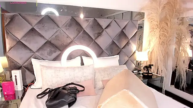 sofhiaa adaams online show from 11-14-25, 10:18