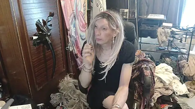 Snapshot of Ombeline1 chatting on 05-28-26, 03:42 Ombeline1 online show from 05-28-26, 03:42