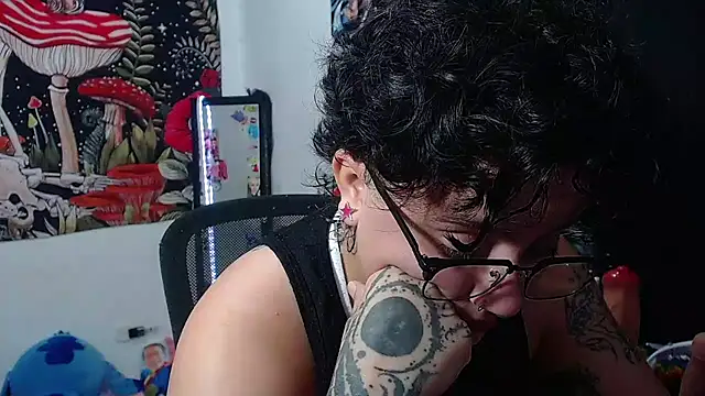 Snapshot of isabeautyx19 chatting on 06-25-26, 02:33 isabeautyx19 online show from 06-25-26, 02:33